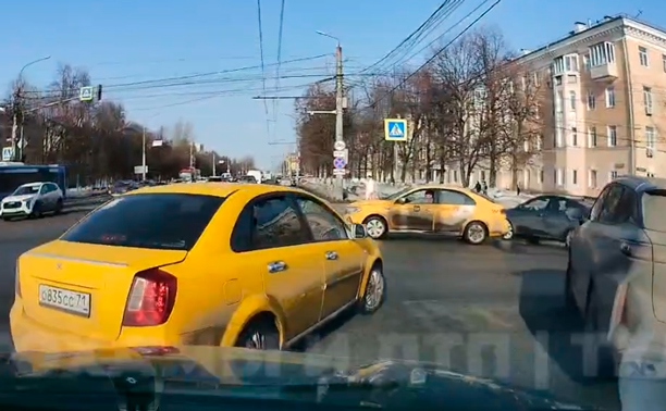 На пр. Ленина спешащий таксист едва не устроил ДТП