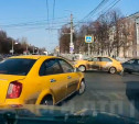 На пр. Ленина спешащий таксист едва не устроил ДТП