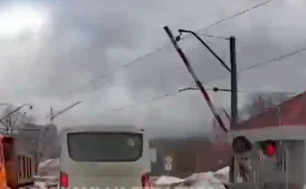 В Туле водитель автобуса едва не попал под шлагбаум на ж/д переезде