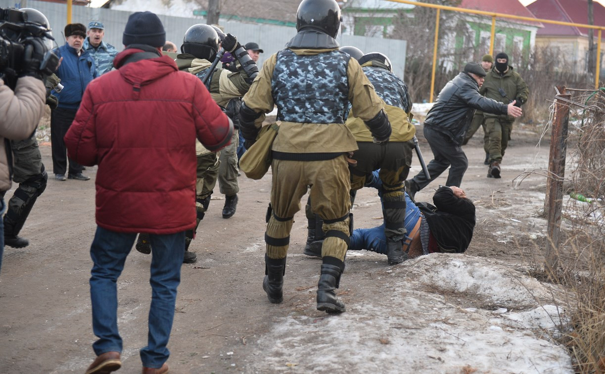 Полиция начала задержания части жителей в Плеханово