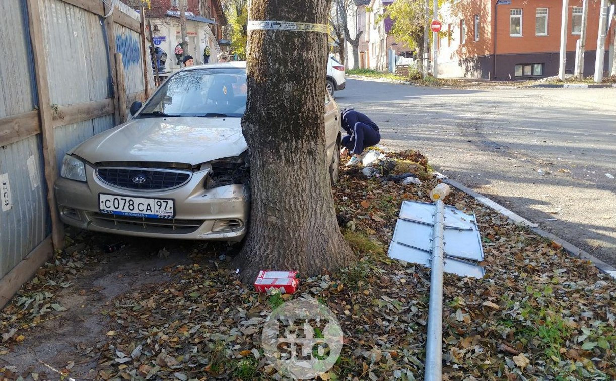 На ул. Жуковского легковушка снесла дорожный знак и «спряталась» за дерево