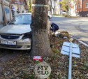 На ул. Жуковского легковушка снесла дорожный знак и «спряталась» за дерево