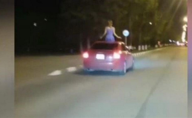 «Сам едет, а из люка девушка торчит!»: опасная езда в Новомосковске попала на видео