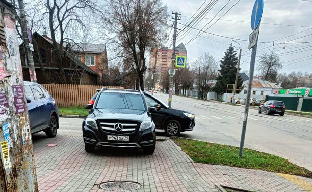 В Туле водитель Mercedes перекрыл дорогу пешеходам