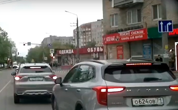 В Туле водитель поспешил «воткнуться» в место, которое уступили другим