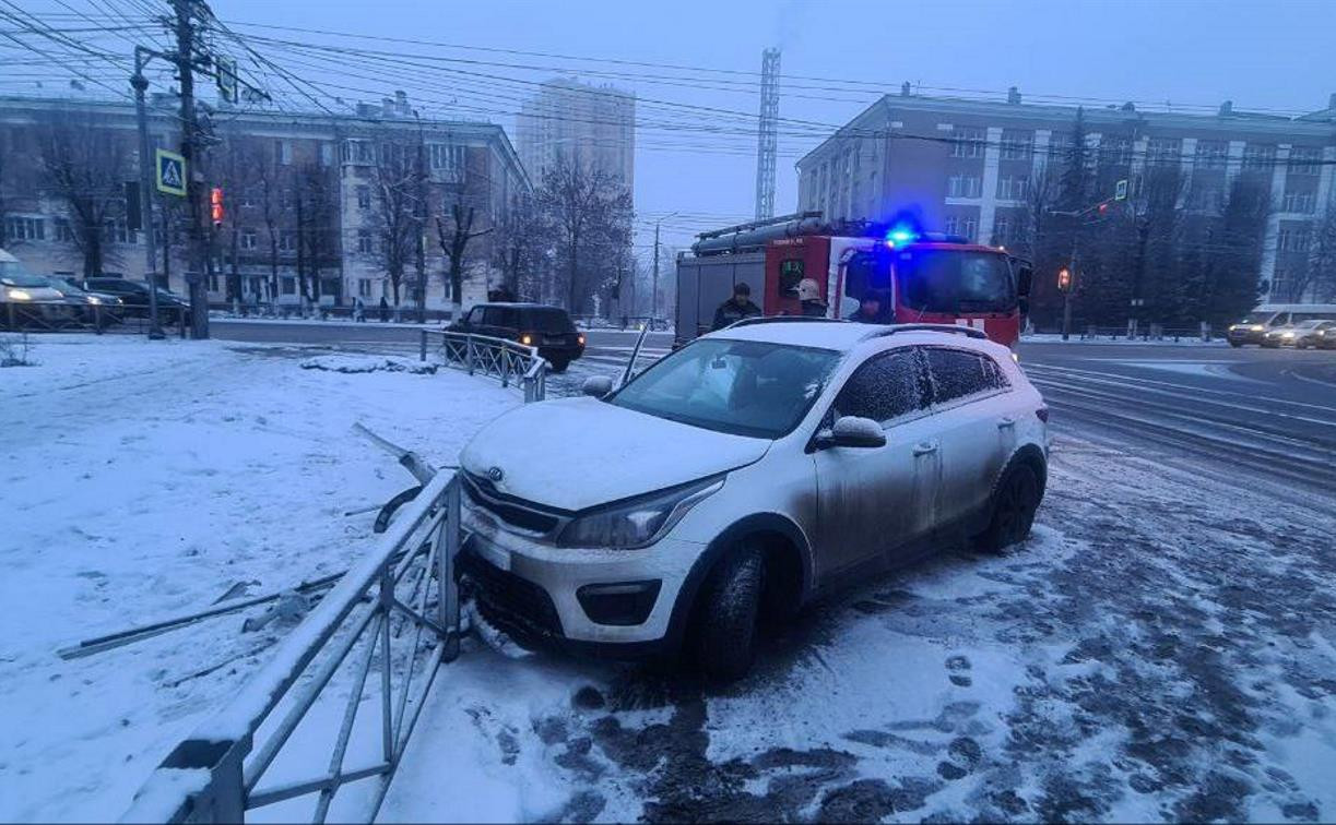 В Туле на проспекте Ленина автомобиль KIA врезался в забор