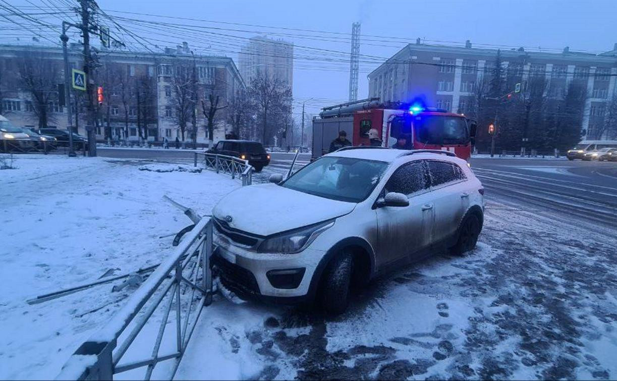 В Туле на проспекте Ленина автомобиль KIA врезался в забор - Новости Тулы и  области. Криминал - MySlo.ru