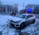 В Туле на проспекте Ленина автомобиль KIA врезался в забор