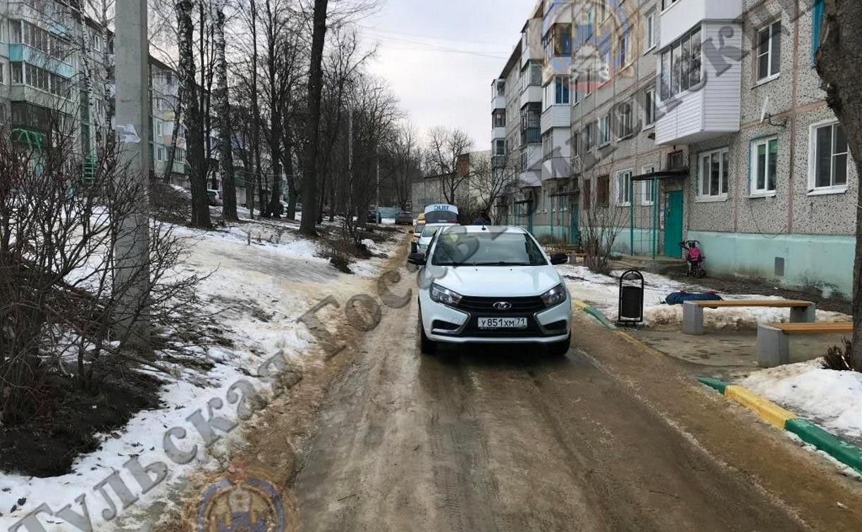 В Новомосковске ребенок выкатился на проезжую часть на тюбинге и попал под авто