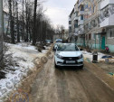 В Новомосковске ребенок выкатился на проезжую часть на тюбинге и попал под авто