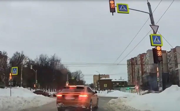В Туле водитель Audi Q8 проехал по встречке, на красный сигнал светофора