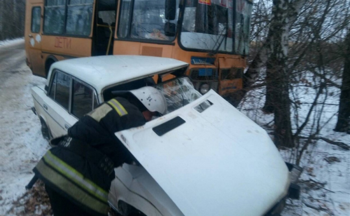 Под Тулой легковушка врезалась в автобус со школьниками