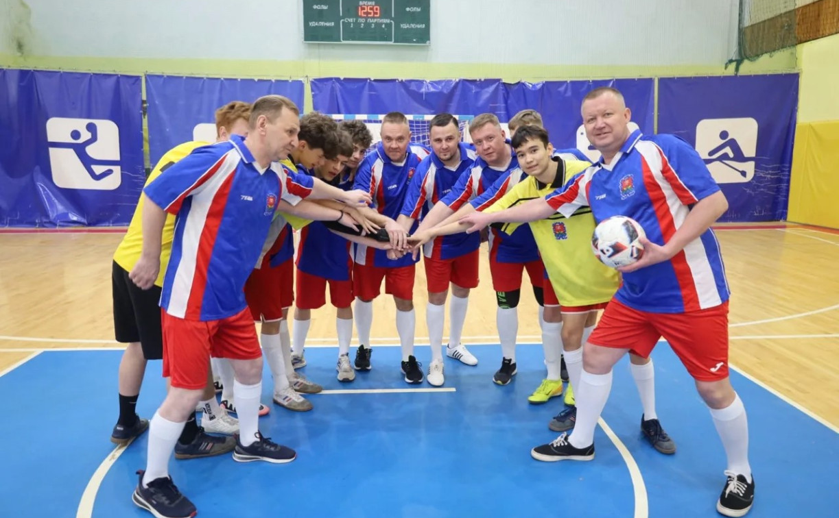 Депутаты из Новомосковска сыграли футбольный матч с делегацией из Горловки