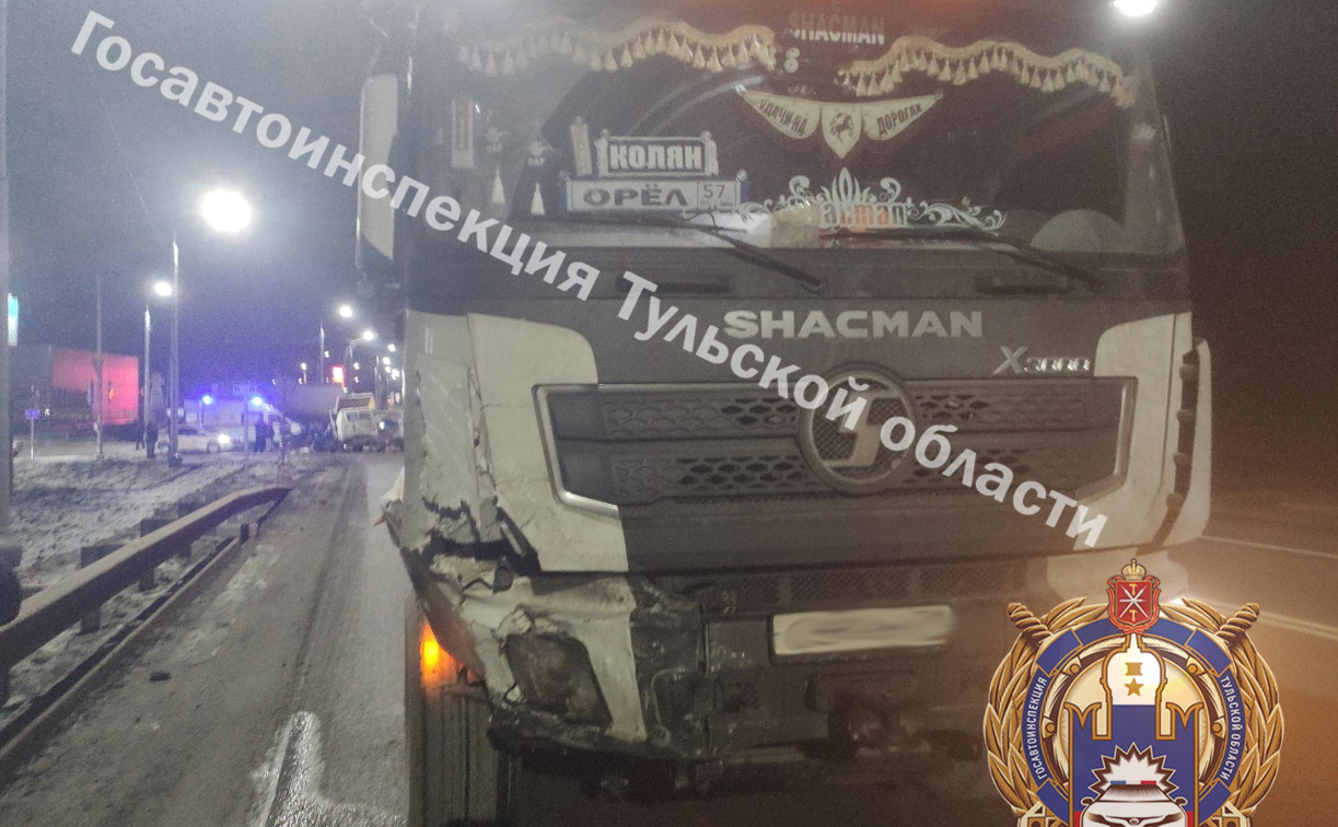 Под Тулой ГАЗель влетела в фуру: два человека пострадали 