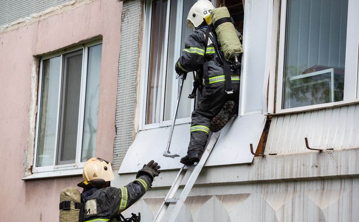 В Туле пожарным пришлось пилить дверь и выбивать окно из-за подгоревшей еды