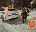 Гаишники откопали из-под метрового слоя снега колонку, чтобы помочь пожилой тулячке