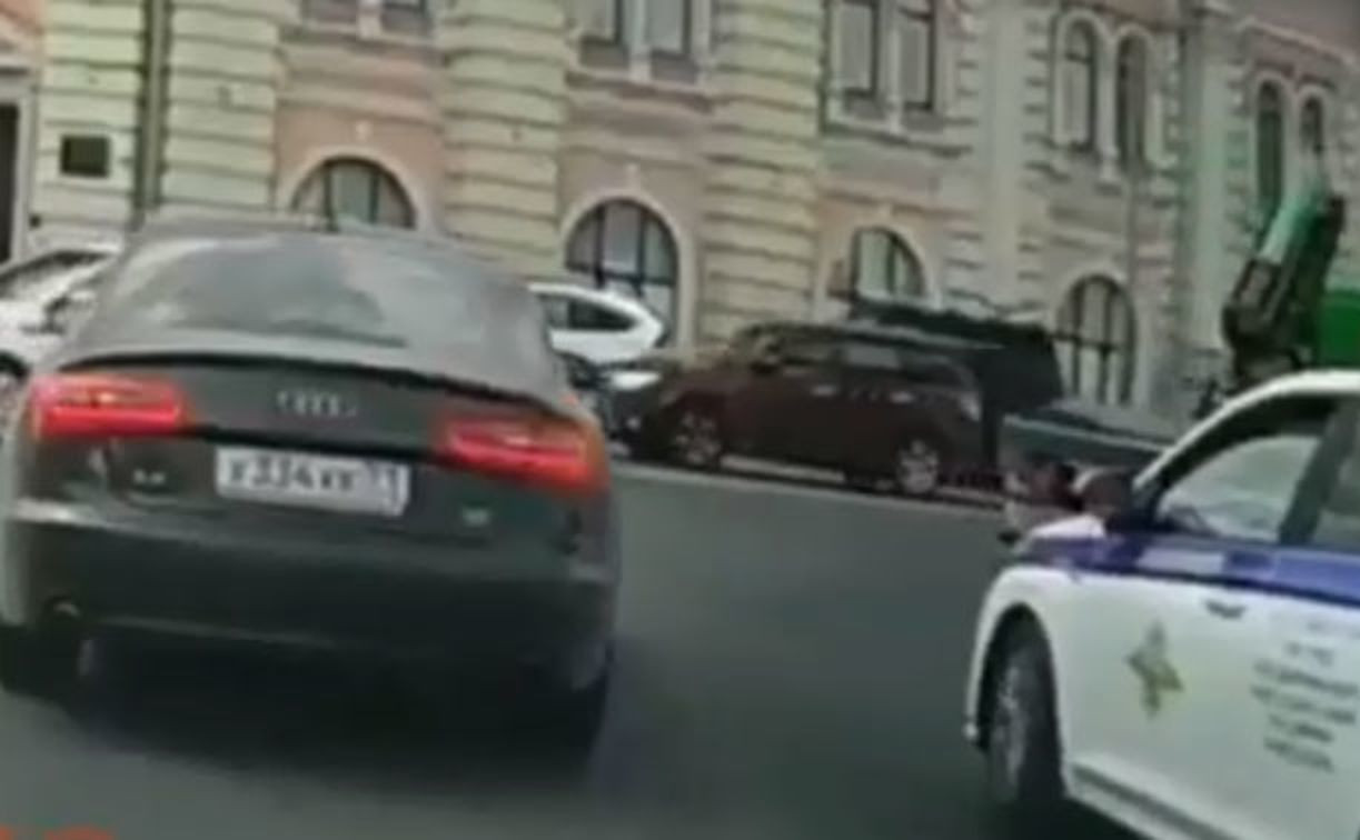 «Накажи автохама»: в Туле водитель Audi подрезал экипаж ДПС