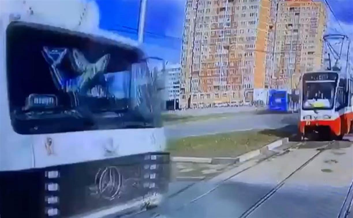 Момент жесткого ДТП с трамваем в Туле попал на видео
