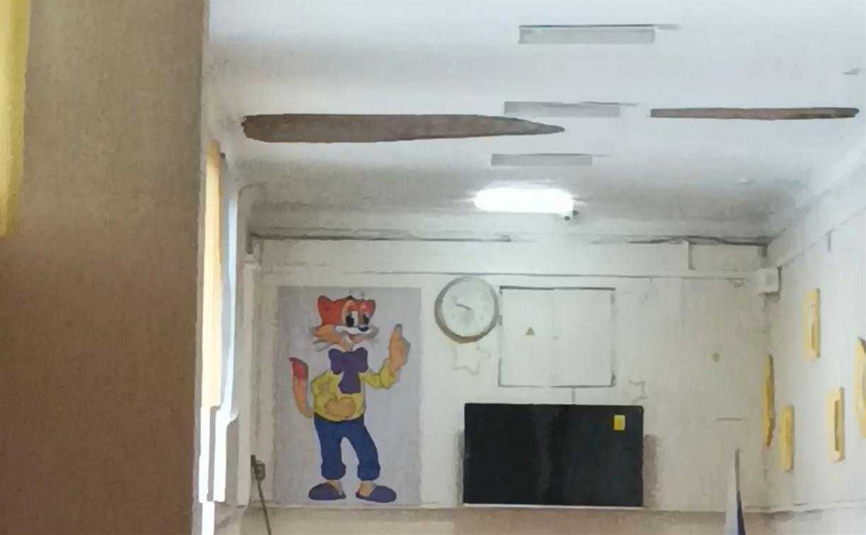 В школе Новомосковска с потолка обрушилась штукатурка