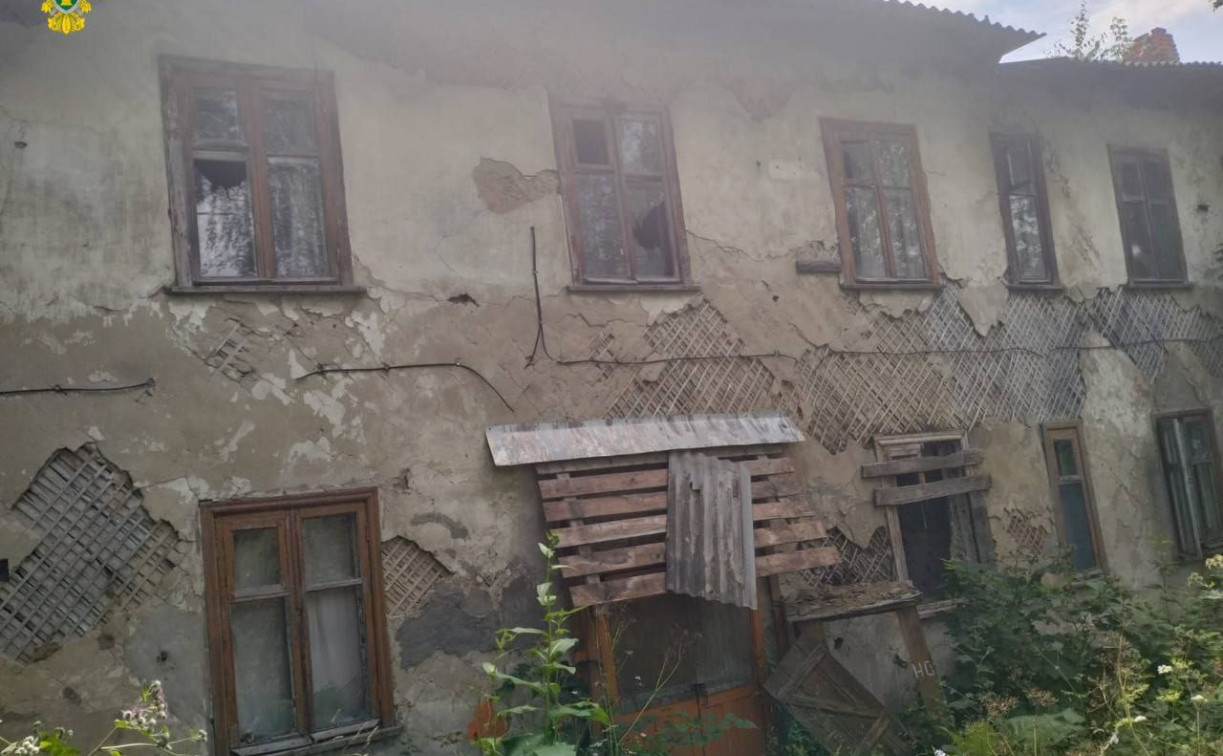 В Суворовском районе суд по иску прокуратуры обязал администрацию снести аварийный дом