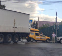 На ул. Кирова в Туле в двойном ДТП таксист заехал под грузовик
