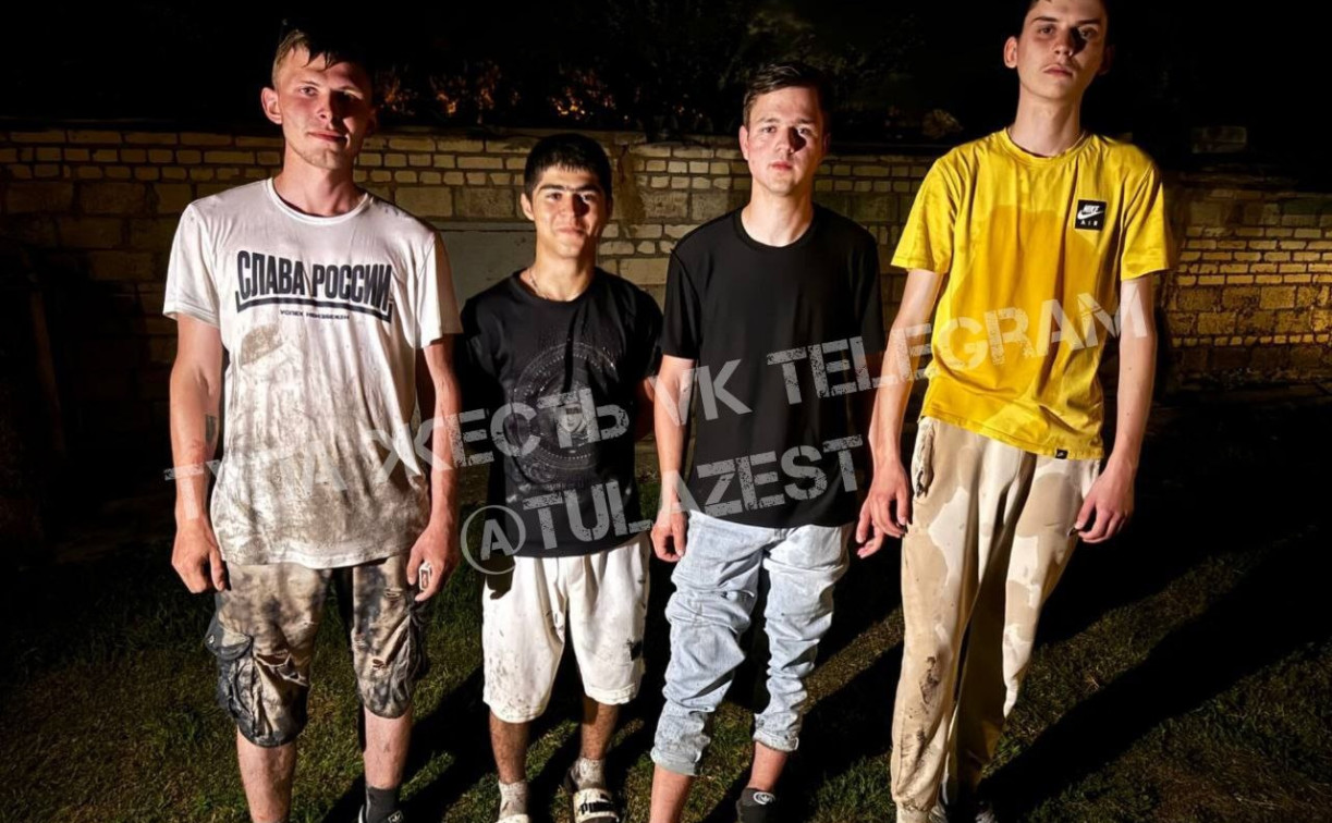 В поселке Горный местные парни вчетвером потушили горящие сараи