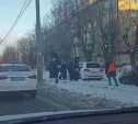 Два автомобиля остановили движение трамваев на Зеленстрое: видео