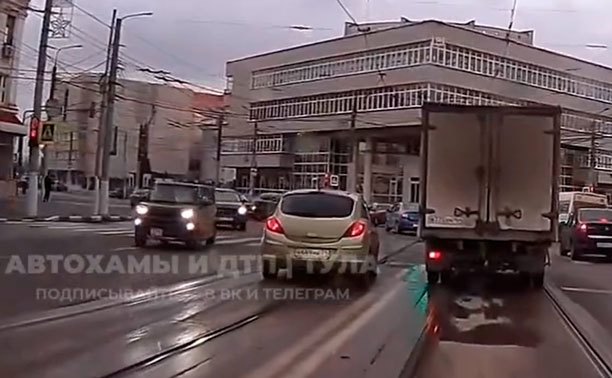В центре Тулы водитель Opel Corsa решил, что ему можно по встречке