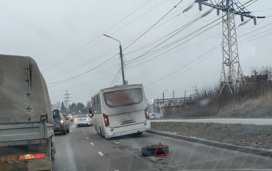 На Рязанке у автобуса на ходу отвалилось колесо