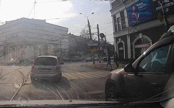 «Накажи автохама»: в центре Тулы водитель «Лады» дважды нарушил ПДД
