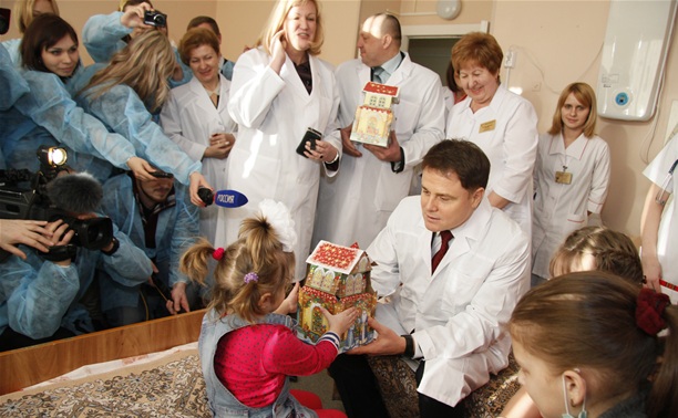 Губернатор стал Дедом Морозом для пациентов детской больницы