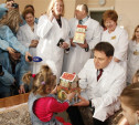 Губернатор стал Дедом Морозом для пациентов детской больницы