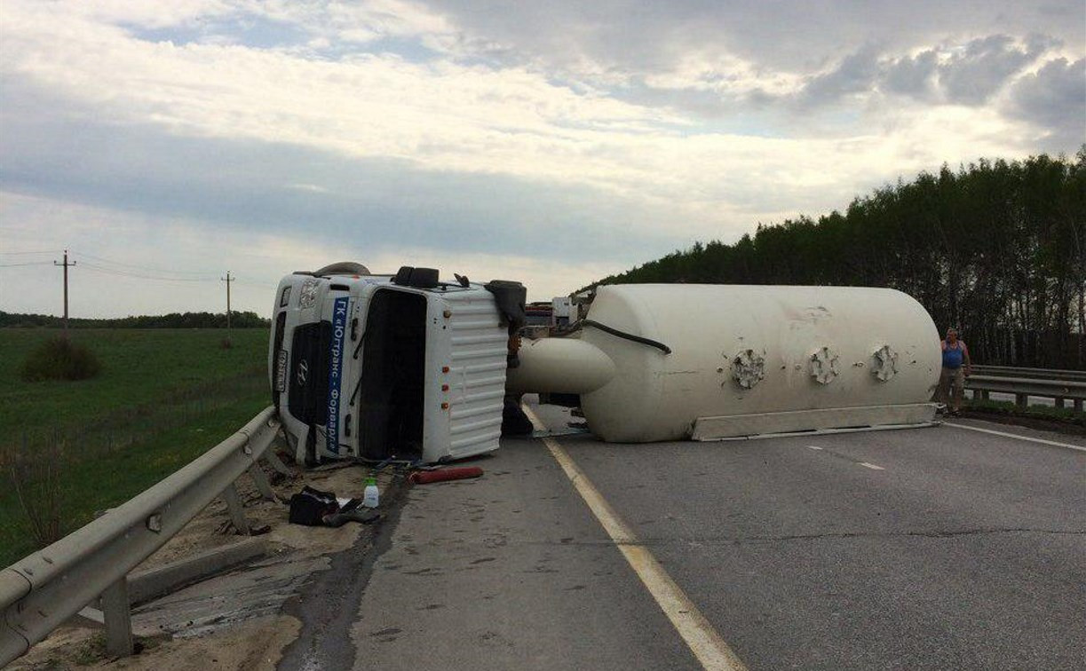 В Тульской области опрокинувшийся грузовик перекрыл трассу М-4 «Дон»