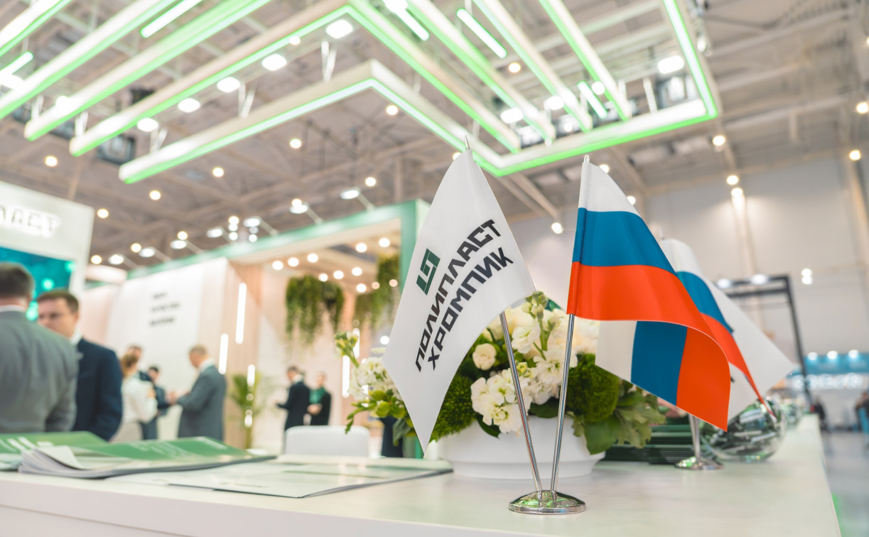 Антон Алиханов посетил стенд ГК «Полипласт» на выставке «Химия-2025»