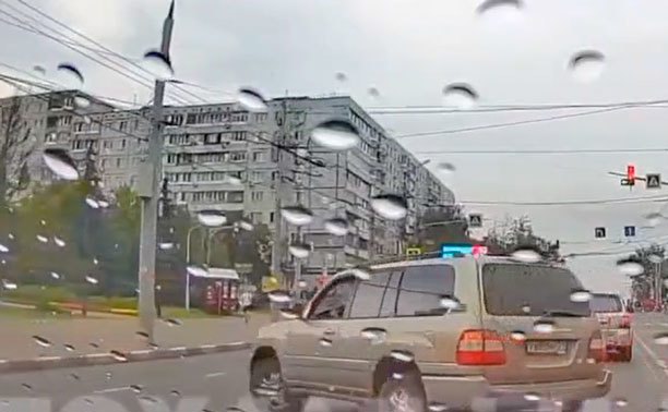 На ул. Октябрьской попался на видео «дуэт» нарушителей ПДД