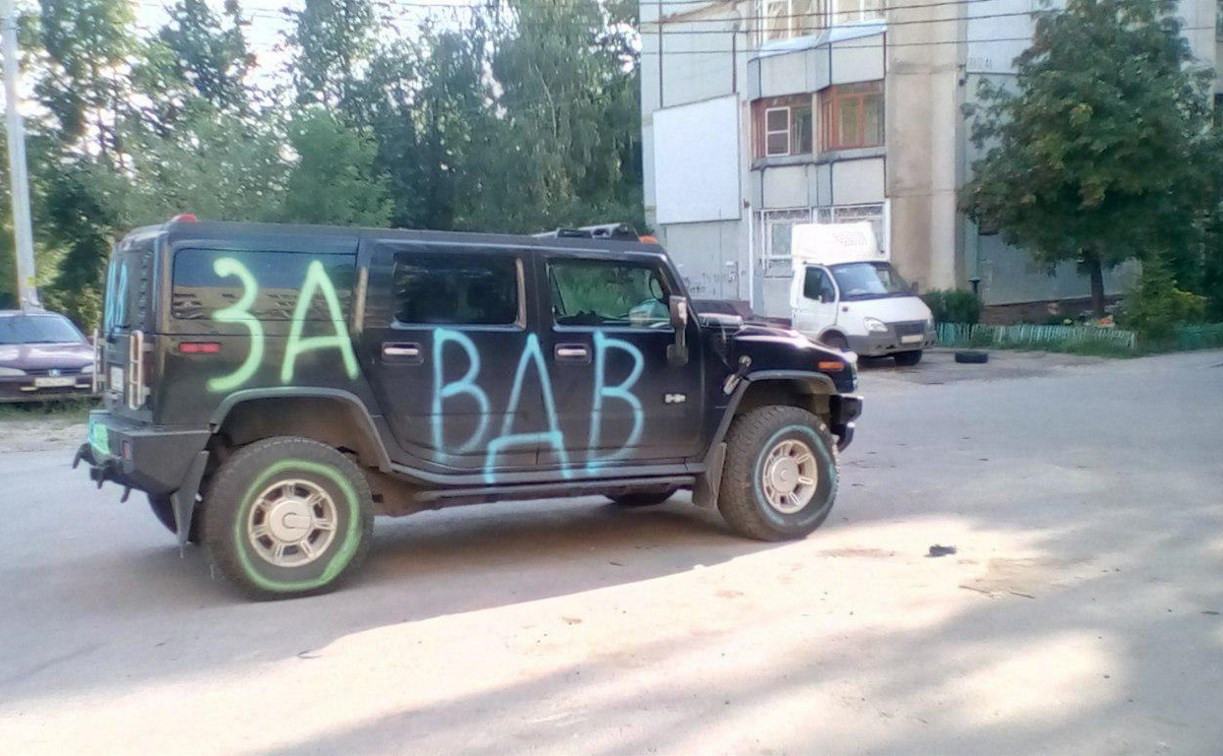 На улице Пузакова в Туле десантники «раскрасили» Hummer