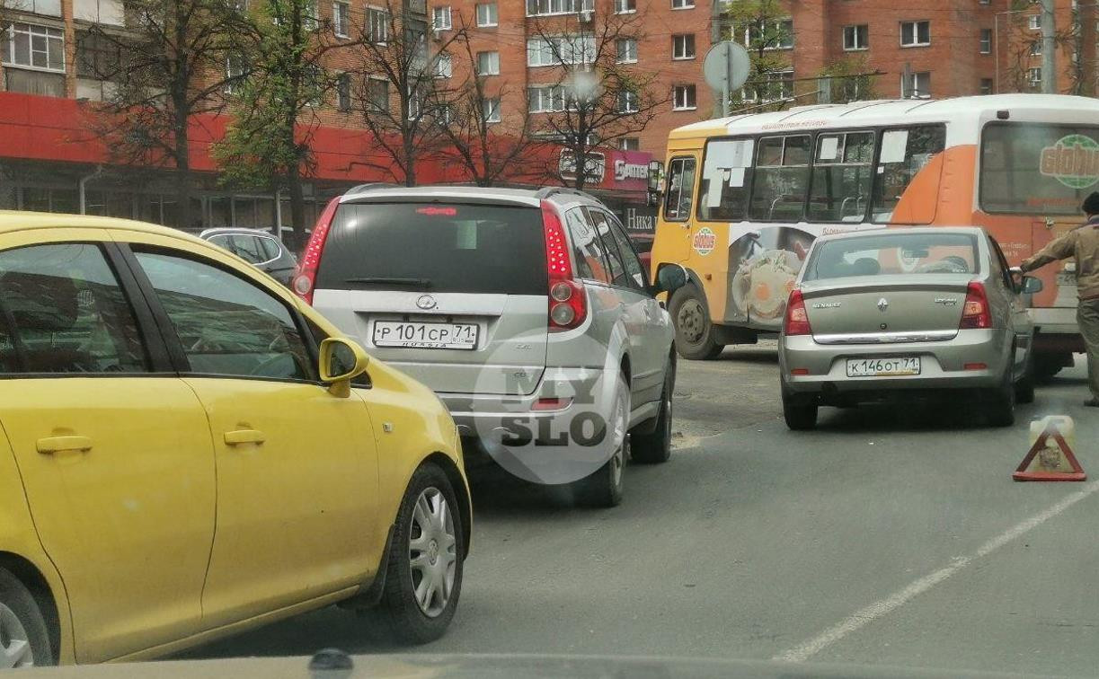 На ул. Ложевой образовалась пробка из-за ДТП с автобусом