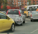 На ул. Ложевой образовалась пробка из-за ДТП с автобусом