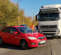 В Туле фура протащила легковушку 15 метров