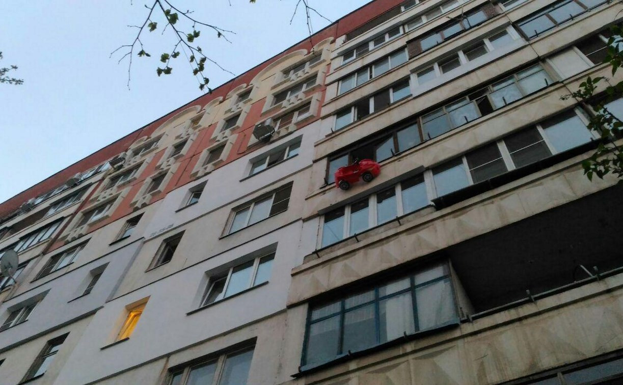 На улице Степанова в Туле из окна пятого этажа выпали двое детей