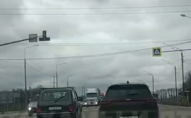 На Калужском шоссе засняли «Ниву» на встречке и массовый «фальстарт»