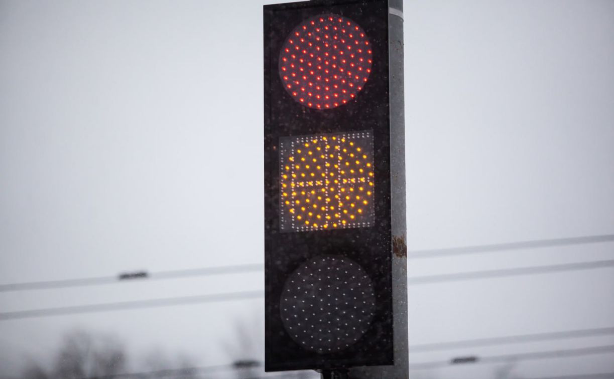 На время снегопада светофор на Калужском шоссе переведут в «желтый режим»