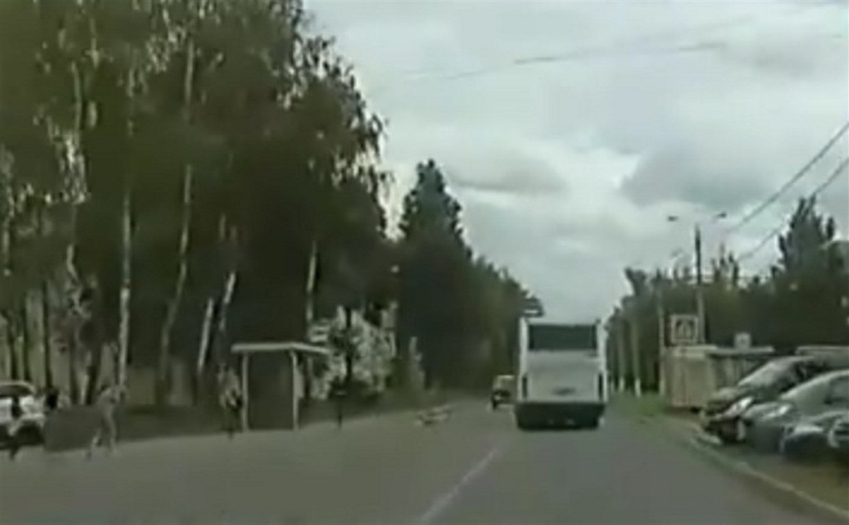 Момент наезда автобуса на 10-летнюю девочку в Туле попал на видео