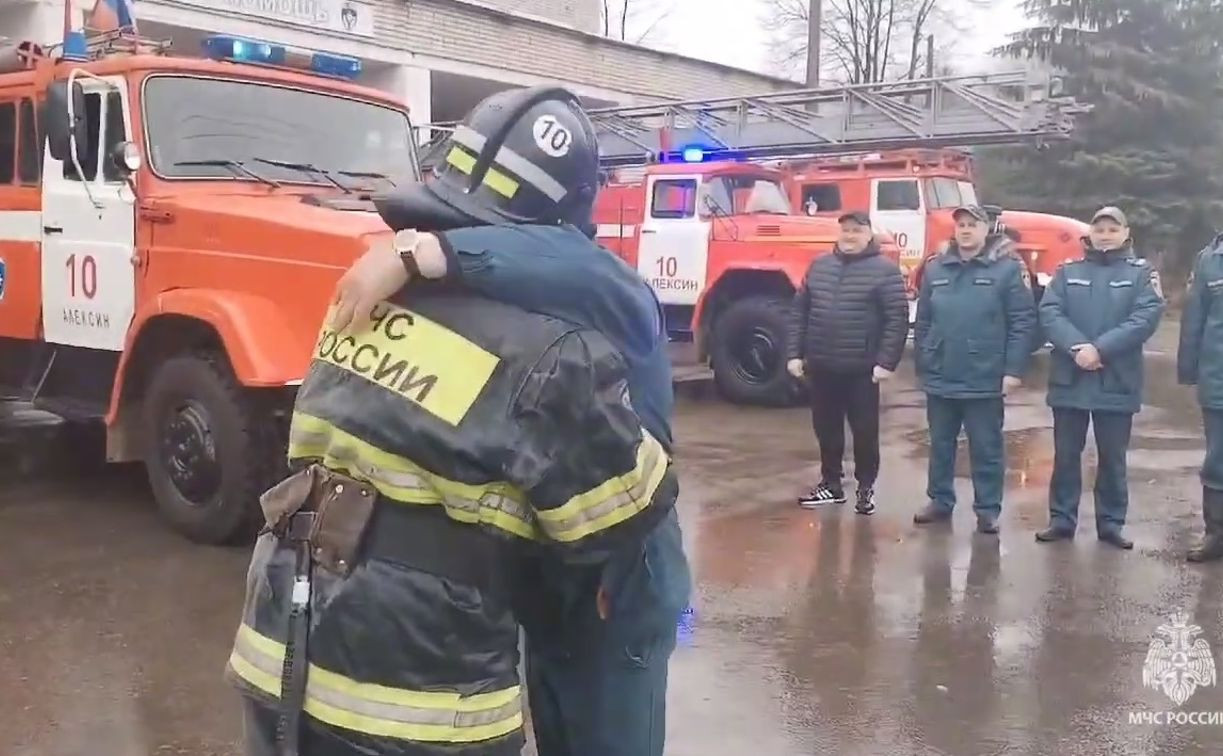 Алексинские пожарные проводили коллегу на пенсию холодным «душем»: видео