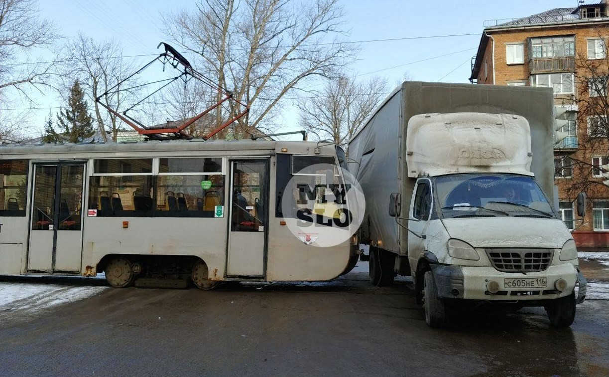 В Туле на ул. Металлургов трамвай протаранил «Газель»