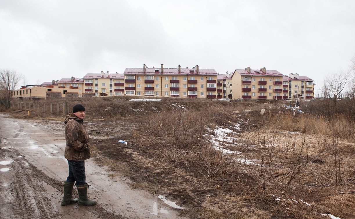 Жители деревни Тихвинка: «Неработающая канализация в ЖК «Скуратовский» отравляет воздух и загрязняет пруд»