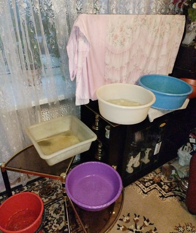 Три месяца потопов: подрядчика обязали компенсировать ущерб жителям пятиэтажки на Косой Горе