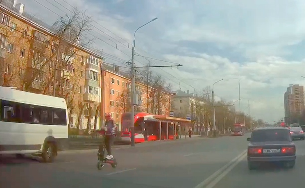 На пр. Ленина в Туле встретили лихих электросамокатчиков