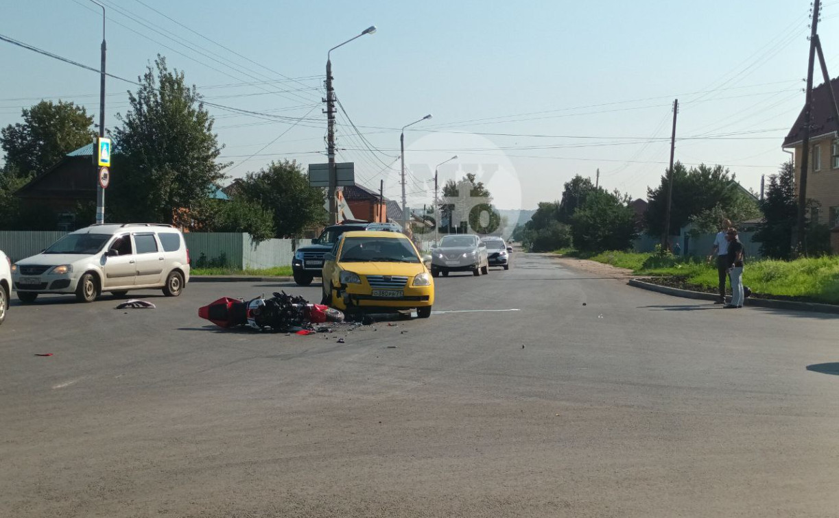 На улице Кабакова в Туле мотоциклист влетел в легковушку