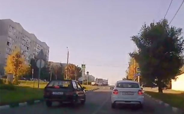 На ул. Пролетарской водитель ВАЗа непринужденно промчал по встречке